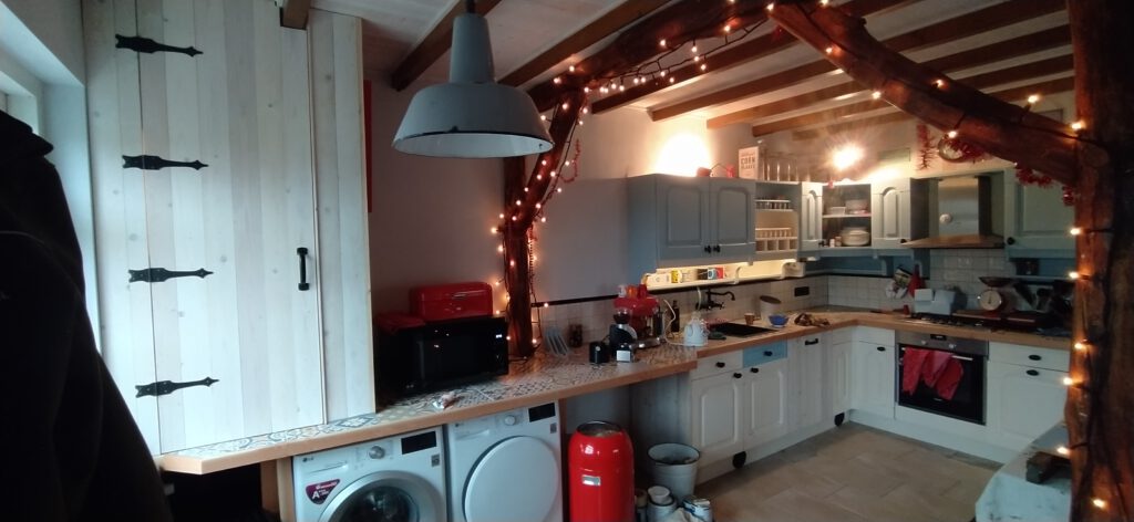 Eindresultaat. Keuken is in gebruik. Ook de front voor de vaatwasser is gemaakt.